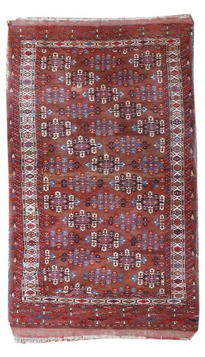 Lot 532 - An Eastern rug