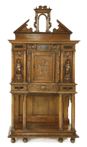 Lot 530 - An oak cabinet