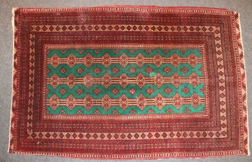 Lot 421 - A hand knotted Pakistan rug