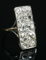 Lot 165 - An Art Deco white gold diamond set fingerline plaque ring