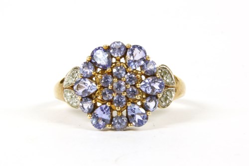 Lot 91 - A gold tanzanite cluster ring
