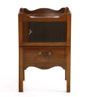 Lot 426 - A George III mahogany tray top commode