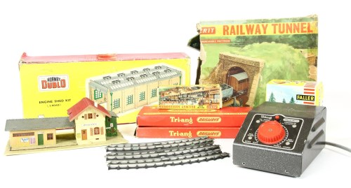 Lot 303 - A quantity of Triang and other brand model railway items