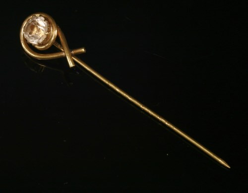 Lot 19 - An early 20th century gold stick pin