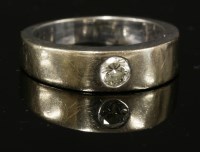 Lot 32 - A gentlemen's 18ct white gold single stone diamond ring