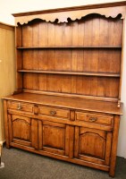 Lot 515 - An oak dresser