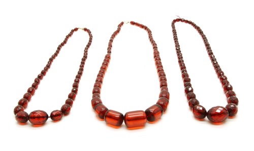 Lot 69 - A single row graduated cherry coloured barrel shaped Bakelite bead necklace