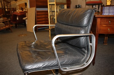 Lot 264 - A desk chair