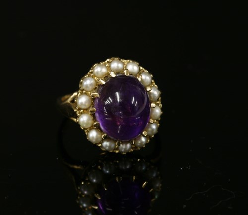 Lot 49 - A gold amethyst cabochon and split pearl cluster ring