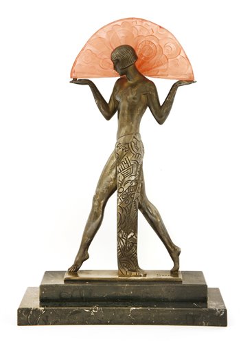 Lot 143 - An Art Deco style figural table lamp