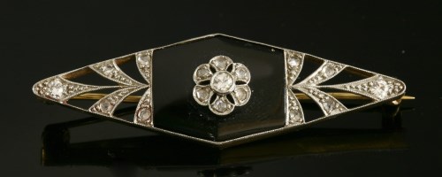 Lot 164 - An Art Deco diamond and onyx lozenge-shaped brooch