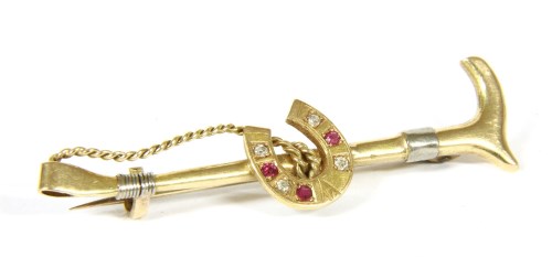 Lot 18 - A gold riding crop and horseshoe bar brooch