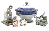 Lot 318 - A collection of decorative pottery and porcelain