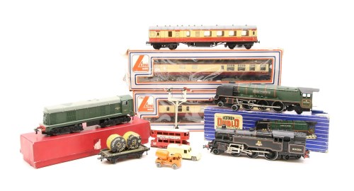 Lot 347 - A quantity of model railway items