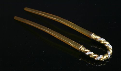 Lot 31 - An Edwardian gold and diamond set hairpin or fourchere