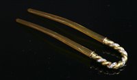 Lot 31 - An Edwardian gold and diamond set hairpin or fourchere