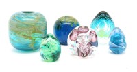 Lot 324 - A collection of paperweights