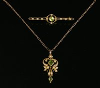 Lot 652 - An Edwardian gold, peridot and split pearl pendant