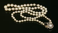 Lot 161 - A single row graduated cultured pearl necklace