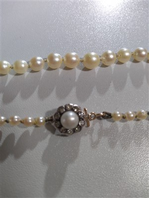Lot 161 - A single row graduated cultured pearl necklace