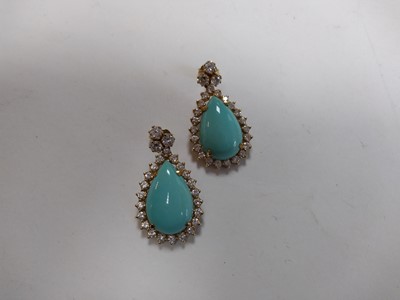 Lot 215 - A gold stained howlite and diamond pendant and earring suite