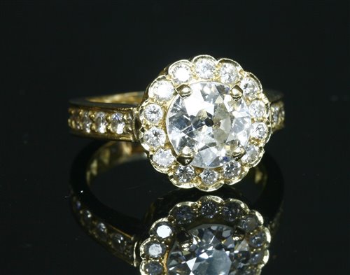 Lot 38 - A gold diamond set Daisy cluster ring
