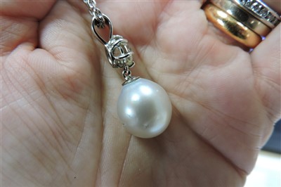 Lot 384 - An 18ct white gold diamond and South Sea pearl pendant