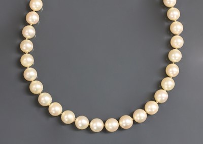 Lot 213 - A single row uniform cultured pearl necklace
