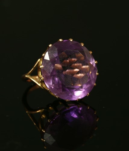 Lot 141 - A gold single stone amethyst ring