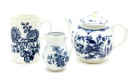 Lot 256 - An 18th century Worcester porcelain teapot