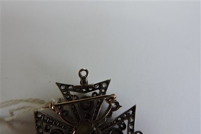 Lot 34 - A Victorian diamond set Maltese cross pendant/brooch