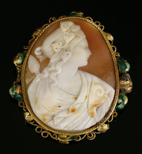 Lot 84 - A Victorian gold carved shell cameo brooch/pendant