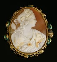 Lot 84 - A Victorian gold carved shell cameo brooch/pendant