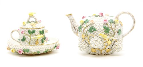 Lot 145 - A Meissen style 'schneeballen' teapot
