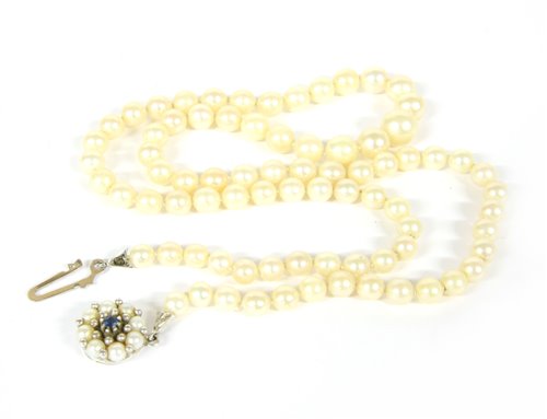Lot 8 - A single row graduated cultured pearl necklace