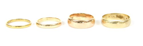 Lot 14 - A 9ct gold court shaped wedding ring