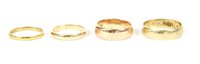 Lot 14 - A 9ct gold court shaped wedding ring