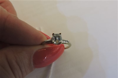 Lot 527 - A 9ct gold single stone diamond ring