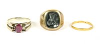 Lot 31 - A gentlemen's 9ct gold hematite intaglio signet ring