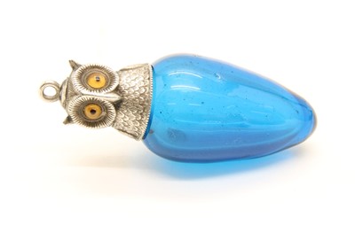 Lot 33 - A Sampson Mordan novelty silver owl topped scent bottle