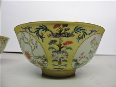 Lot 62 - A pair of Chinese famille rose bowls