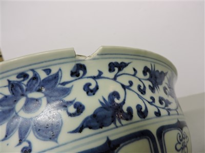 Lot 22 - A large Chinese blue and white bowl
