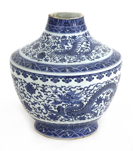 Lot 433 - A Chinese blue and white vase