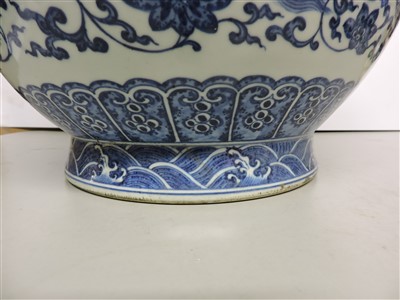 Lot 433 - A Chinese blue and white vase