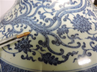 Lot 433 - A Chinese blue and white vase