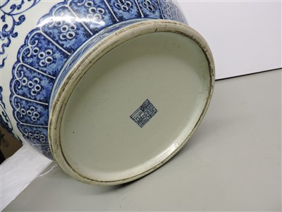 Lot 433 - A Chinese blue and white vase