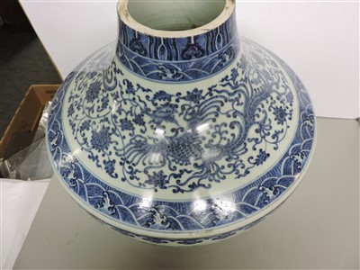 Lot 433 - A Chinese blue and white vase