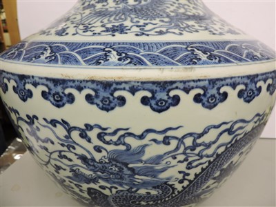 Lot 433 - A Chinese blue and white vase