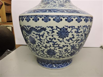 Lot 433 - A Chinese blue and white vase