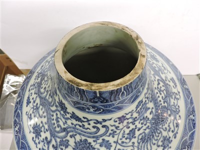 Lot 433 - A Chinese blue and white vase